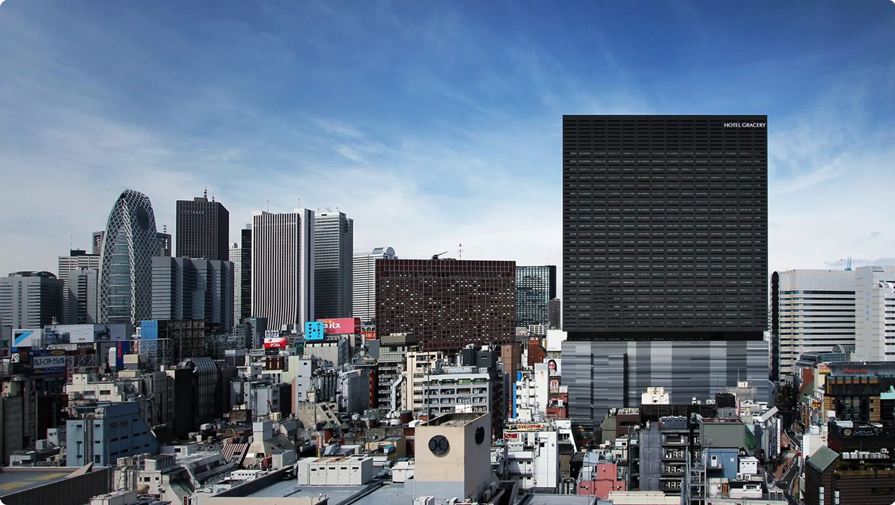 賑わう低層階とそびえ立つ超高層ビルの対比。